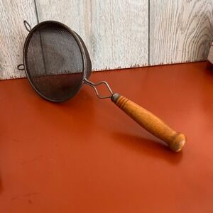 Vintage Wire Mesh Kitchen Strainer Wood Handle Farmhouse Sifter 5 Inch Diameter